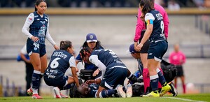 Chinwendu Ihezuo sufre escalofriante lesión en partido de Pumas vs Pachuca en la Liga MX Femenil