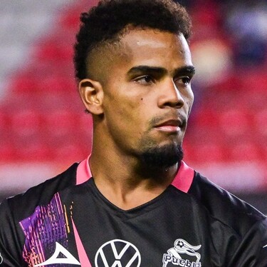 Édgar Guerra recibe insólita expulsión tras empujar a cuarto árbitro en el Santos vs Puebla.