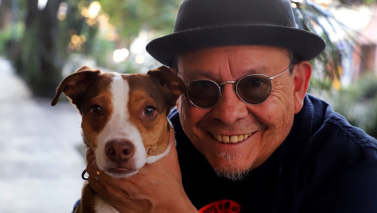 El escritor llegó a la entrevista con Ginebra, su perrita. (Javier Ríos)