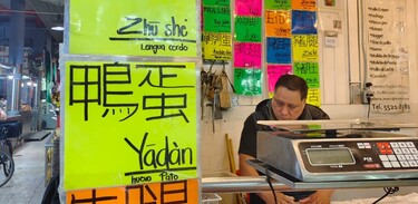 Comerciantes venden sus productos en mandarín