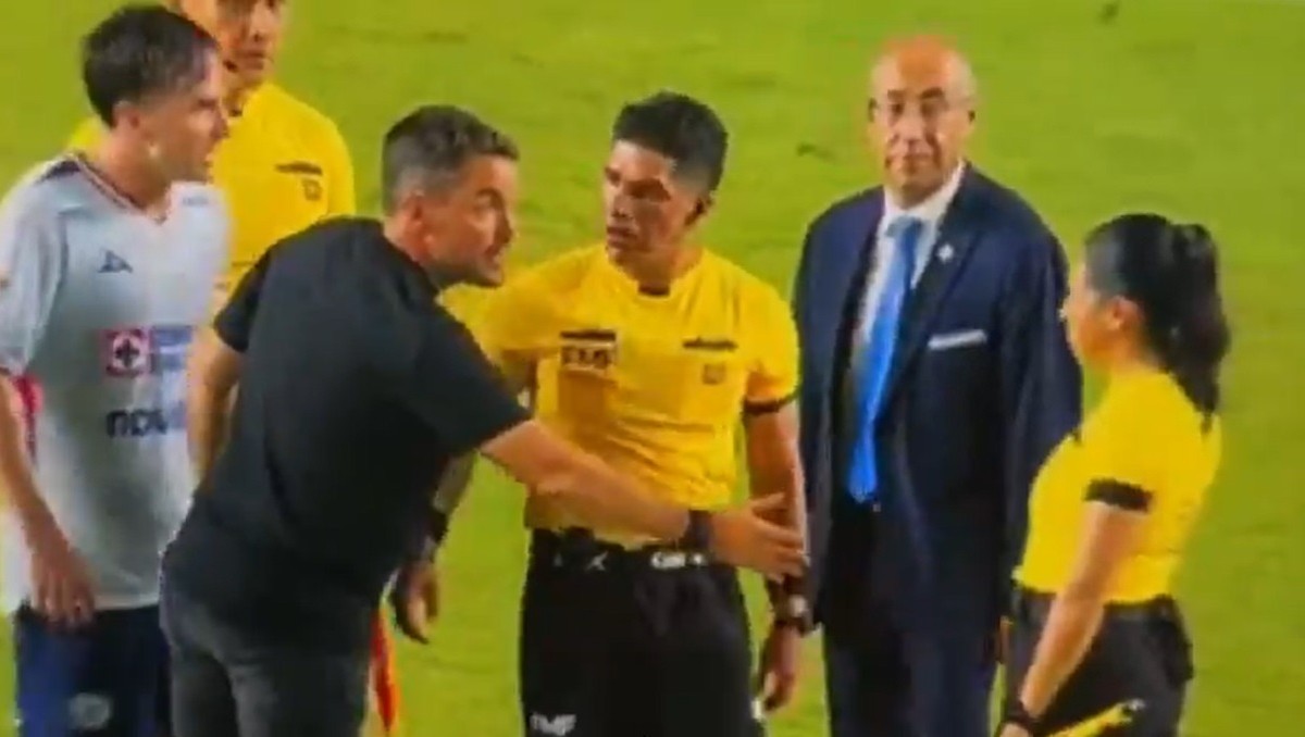 Karen Díaz se negó a darle la mano a Nicolás Larcamón tras el Mazatlán vs Cruz Azul (Especial)