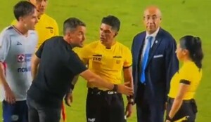 Karen Díaz se negó a darle la mano a Nicolás Larcamón tras el Mazatlán vs Cruz Azul.