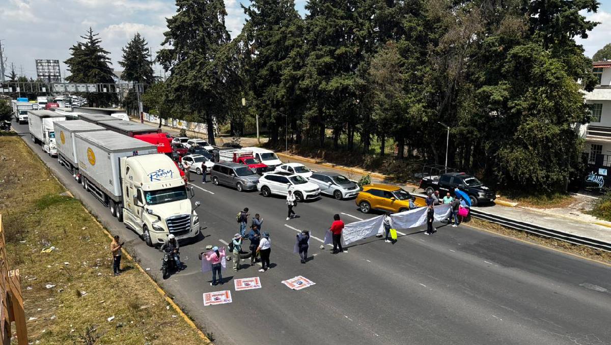 Manifestantes bloquean el paso en la México-Toluca para pedir avances en la investigación de desapariciones. Foto: (Especial)