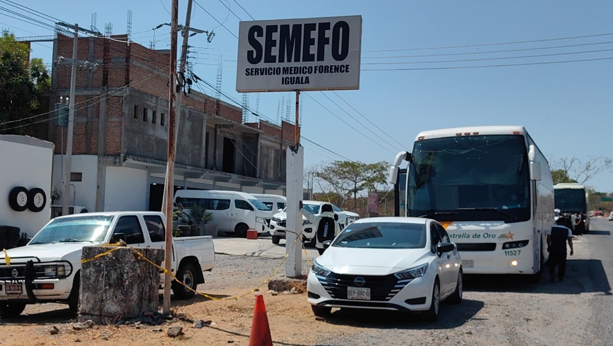 Padres de los 43 normalistas desaparecidos de Ayotzinapa visitaron el crematorio El Ángel y el Semefo de Iguala. | Especial