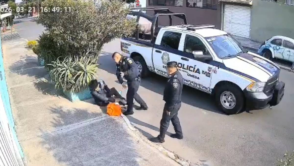 El policía golpeó en el rostro al trabajador para después robarle su dinero. Foto: (Especial)