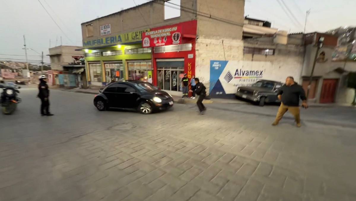 El policía presentó una fractura tras salir disparado por el impacto del auto. Foto: (Especial)