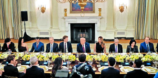 En septiembre del año pasado Donald Trump recibió en la Casa Blanca a ejecutivos del sector de tecnología. Reuters