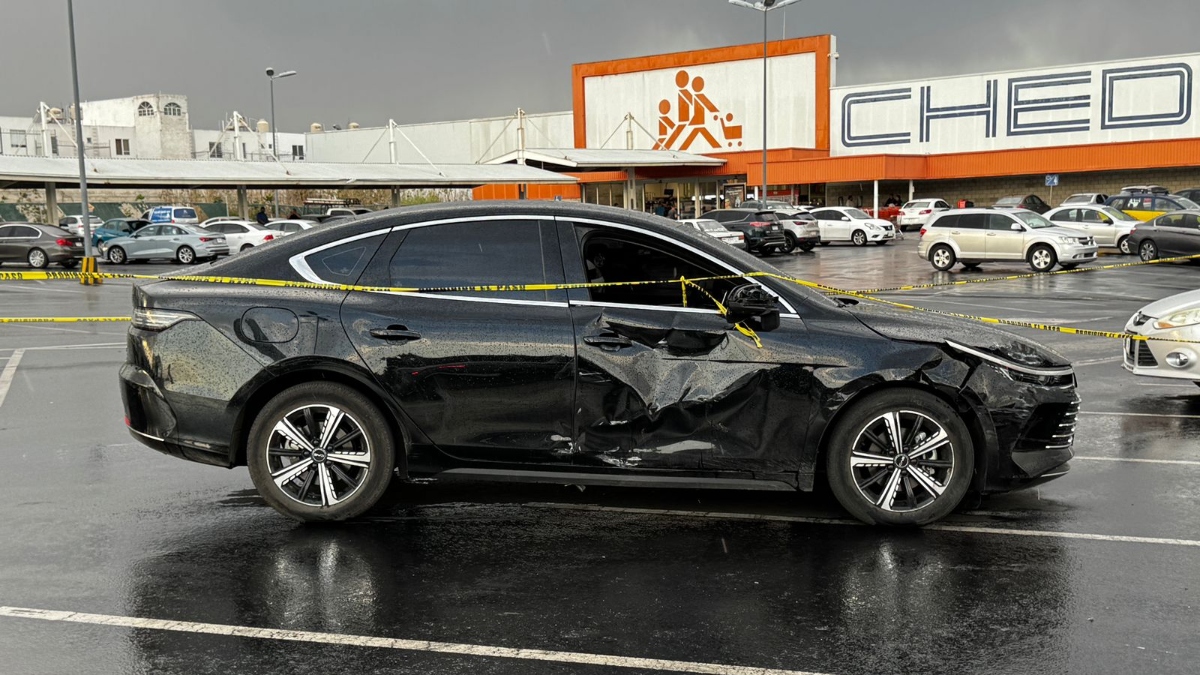 Así quedó el vehículo del oficial de Zapopan luego de sufrir el percance (Foto: Usi Toledo)