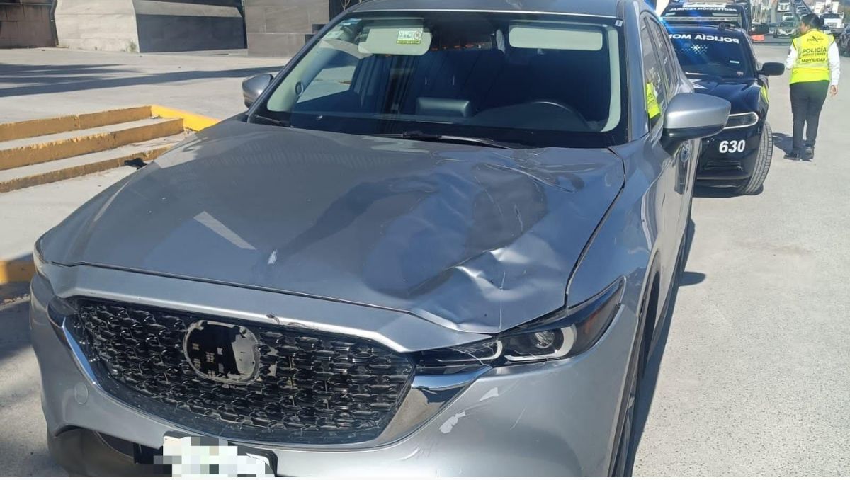 El vehículo presentaba un golpe en el cofre del lado del conductor, presuntamente derivado del impacto | Gabriela Garza