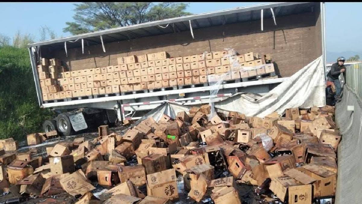 Las volcadura de las unidades de carga se reportaron en la autopista Veracruz-Puebla. Foto: (Especial)