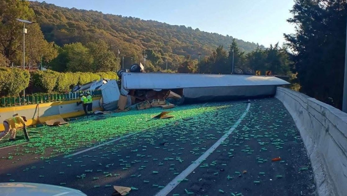 Vuelca tráoler en 'La Perla'. | Especial