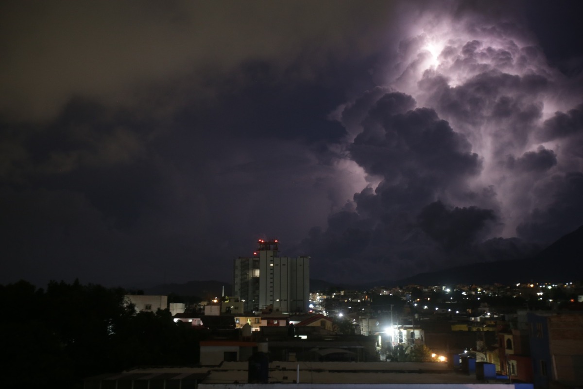 En algunas zonas del Valle de México se espera granadas y descargas eléctricas (Juan Carlos Bautista).