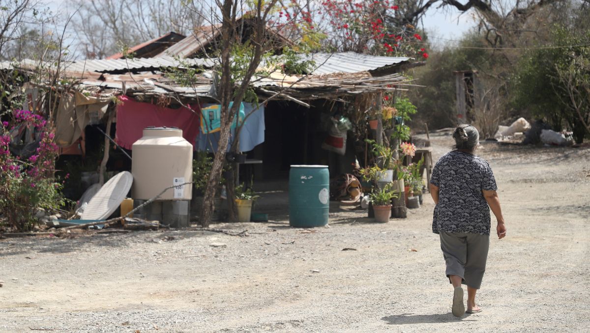 En El Alto se aferran hasta el último momento para dejar sus viviendas que terminarán inundadas. Luis Guerra