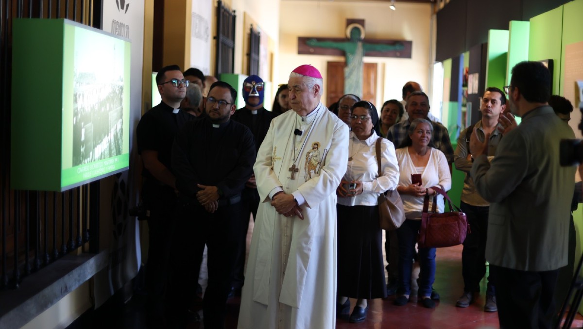 El Arzobispo de Monterrey, Rogelio Cabrera López, inauguró la exposición “Fe en la Cancha”. Foto: Jorge López