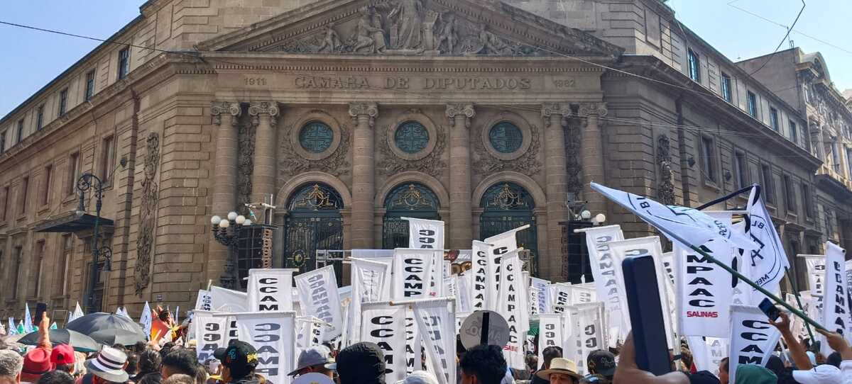 Caos total en Donceles, tráfico atorado y manifestantes. | Foto: Karla López