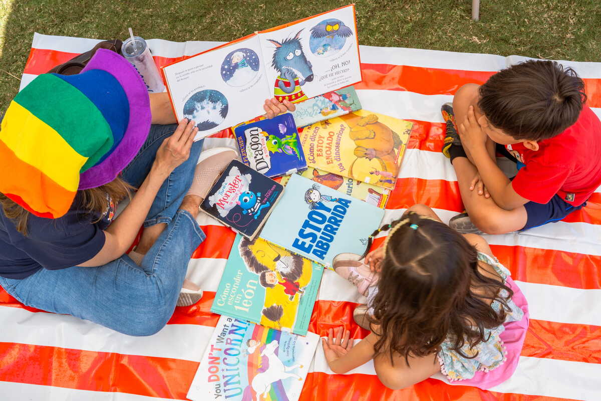 Familias y docentes se reunieron en espacios abiertos para fomentar la lectura en voz alta como una experiencia compartida.(Cortesía)