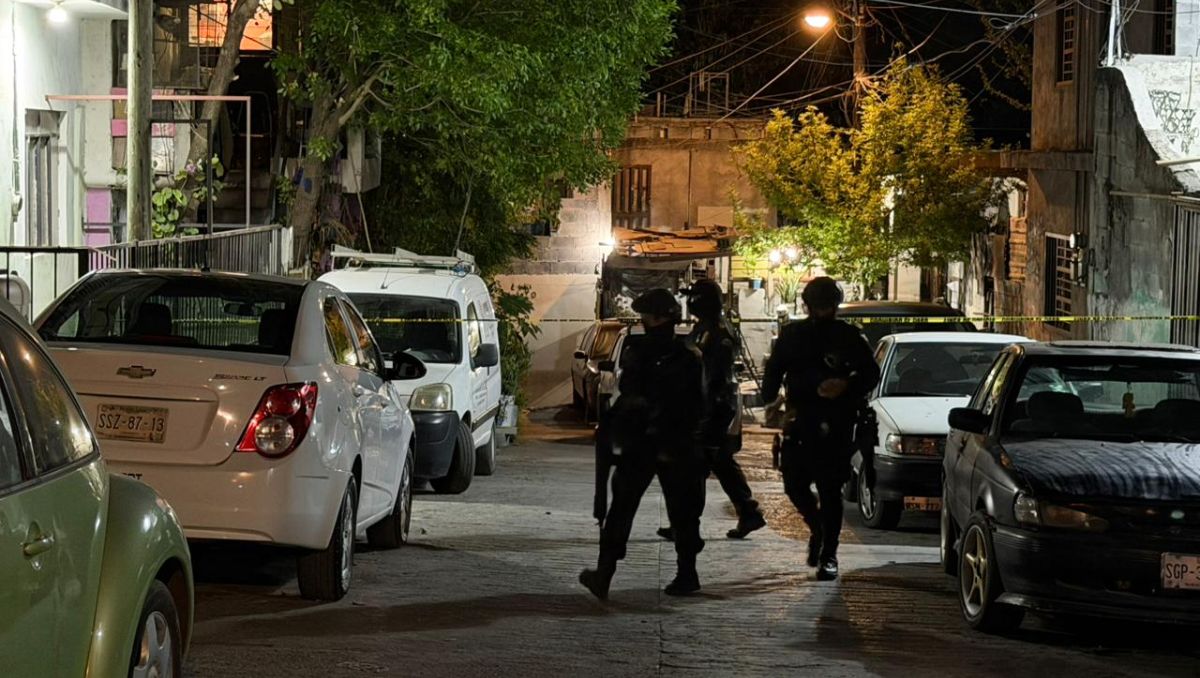 El hombre habría salido de su domicilio al escuchar las detonaciones, momento en el que fue alcanzado por tres impactos de bala. Fernanda Pérez