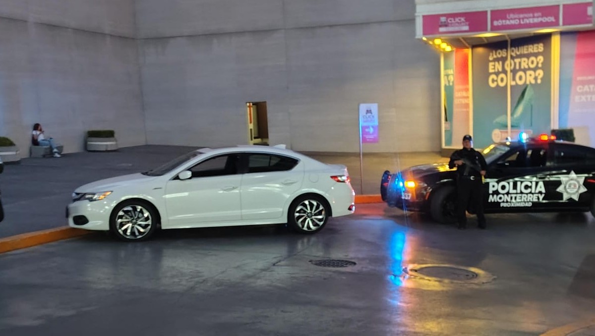 Los jóvenes se desplazaban en un automóvil Volkswagen Virtus en color blanco. Foto: Israel Santacruz