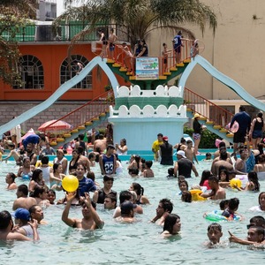 Miles de capitalinos buscan escapar del calor y disfrutar de las vacaciones.