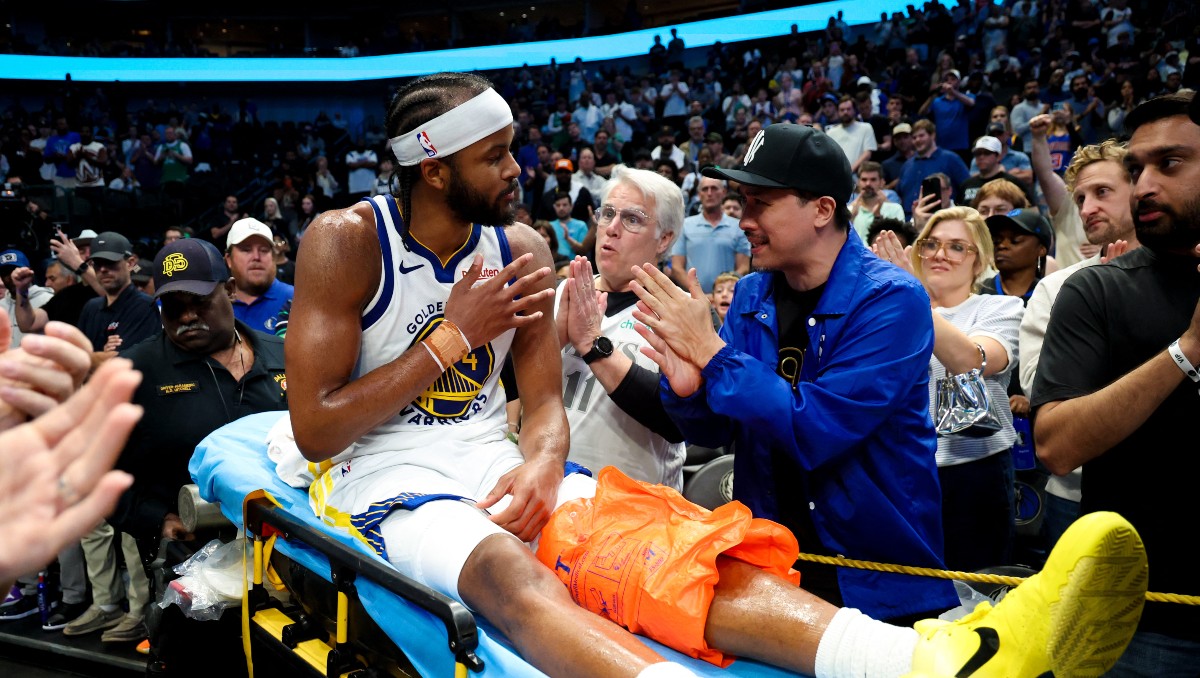 Moses Moody sufre una aparatosa lesión de rodilla durante juego entre Warriors y Mavericks (Reuters)