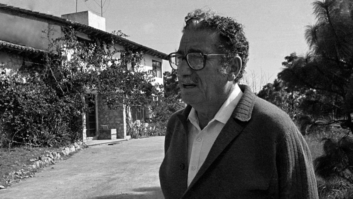 El poeta aceptó una única e inesperada sesión fotográfica larga realizada por su entrañable amiga, la fotógrafa francesa Eliane Cassorla. |Archivo