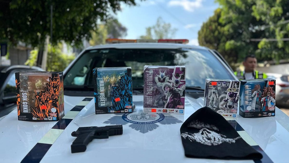 Policías viales detuvieron al joven y recuperaron las figuras de Dragon Ball (Cortesía)