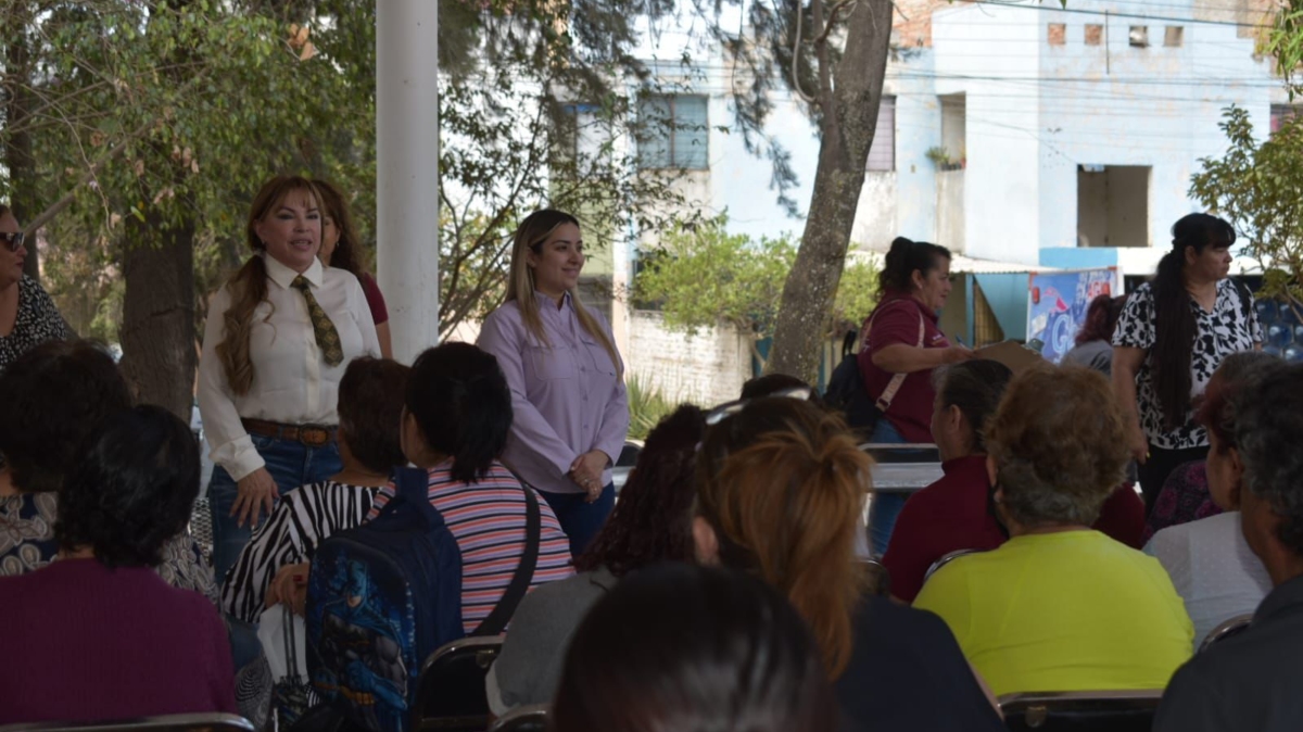 La presidenta municipal de El Salto, Nena Farías, visitó varias colonias del municipio (Foto: Cortesía)