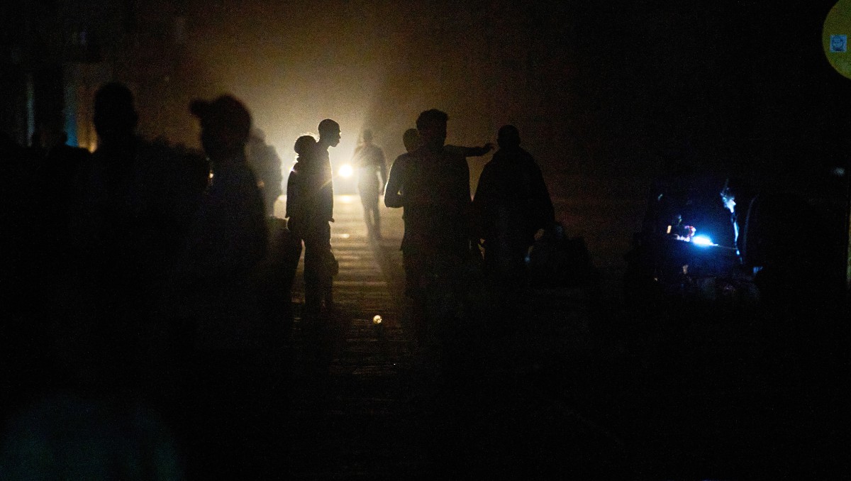 Saneamiento eléctrico en Cuba. | Foto: AP