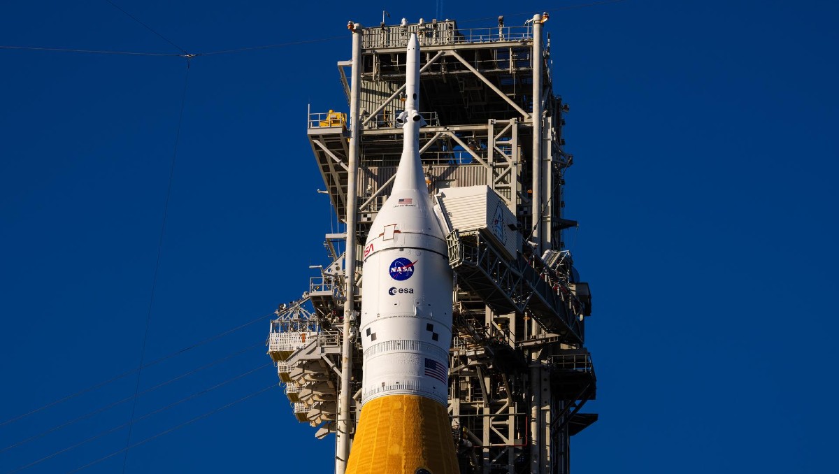 El sol se pone sobre el cohete SLS (Space Launch System) y la nave espacial Orion de la NASA el 31 de enero de 2026. | FOTO: NASA/Sam Lott