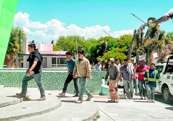 Trabajadores arriban a la fiscalía estatal. ESPECIAL