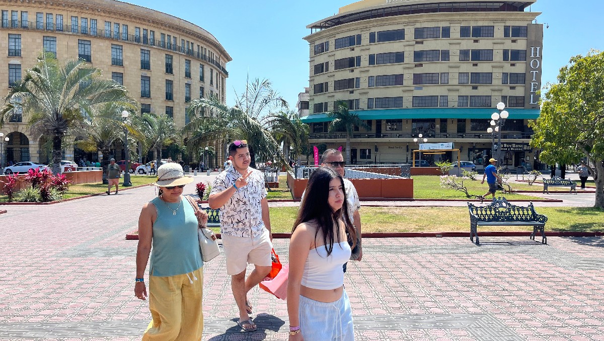 Turistas visitan el centro de Tampico. (Yazmín Sánchez)