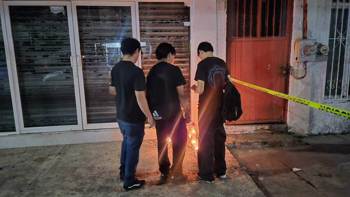 Alumnos y familiares colocaron veladoras y flores en memoria de dos profesoras asesinadas.