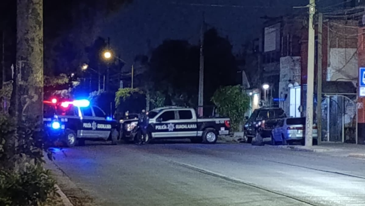 Autoridades acudieron al lugar del accidente de dos motociclistas en Guadalajara (Vicente Torres Alfaro)