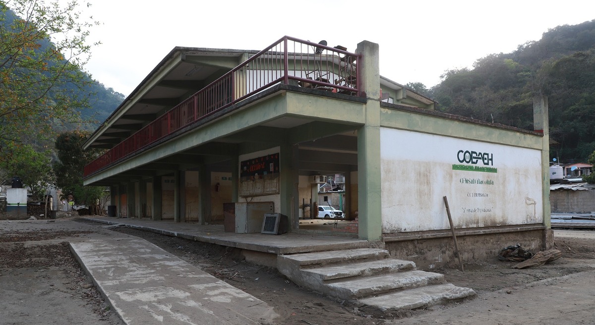 Comités vecinales y de padres se organizaron para buscar espacios seguros dentro de la comunidad que no salieron dañados. JORGE SÁNCHEZ