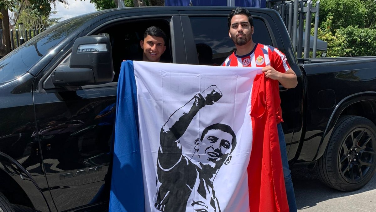 'Cotorro' González es sorprendido por aficionado de Chivas con un regalo especial (Juan Manuel Figueroa)