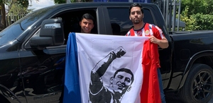 'Cotorro' González, jugador de Chivas, recibió una bandera de Chivas con su cara pintada en el centro de la misma