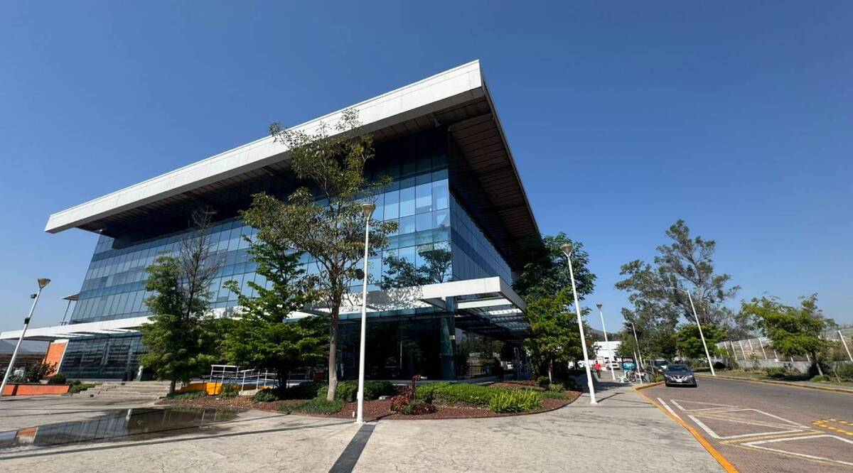 Decenas de personas acuden al Centro Administrativo de Tlajomulco solo para enterarse de que el sistema está caído. | Alan Castellanos