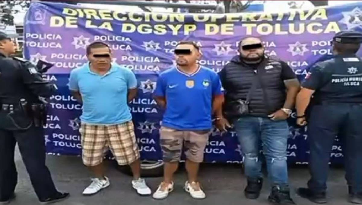 Los detenidos exhibían las refacciones a plena luz del día en la comunidad Tres Caminos. Foto: (Especial)