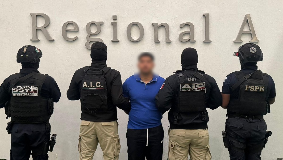 Detienen en León a presunto generador de violencia en Brisas del Campestre. Durante el operativo aseguraron un arma AR-15, cargador y cartuchos.