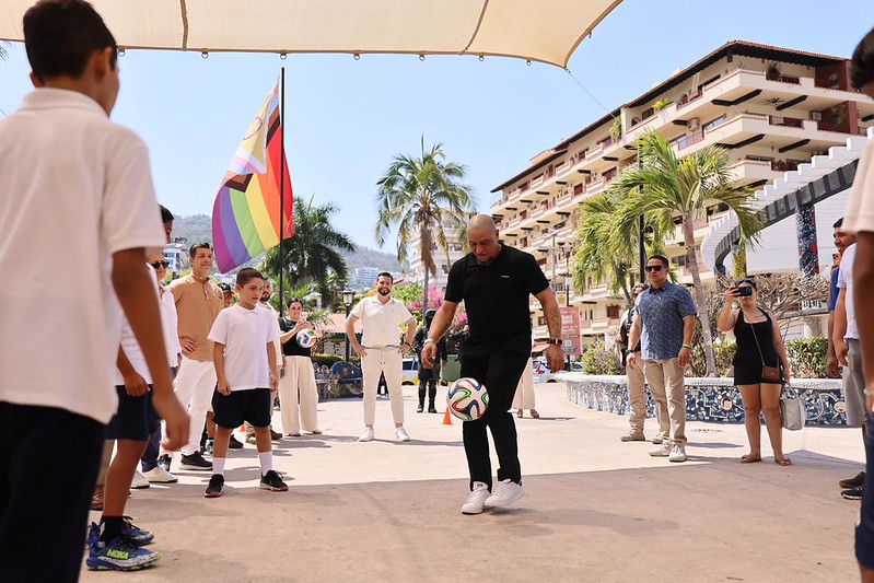 El ex futbolista también se lució con el balón. (Cortesía)