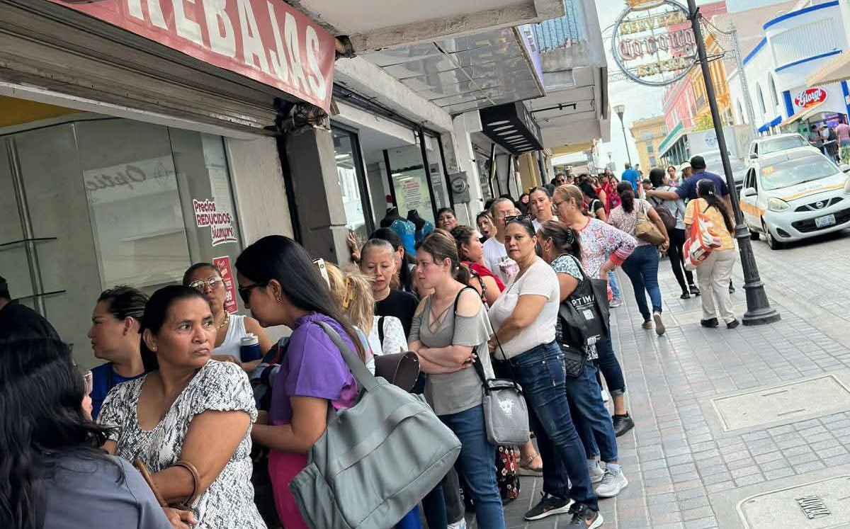 Largas filas afuera de la zapatería Fred en la zona centro de Tampico. | Redes