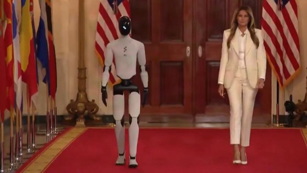 Melania Trump caminando junto Figure 03. | The White House en X