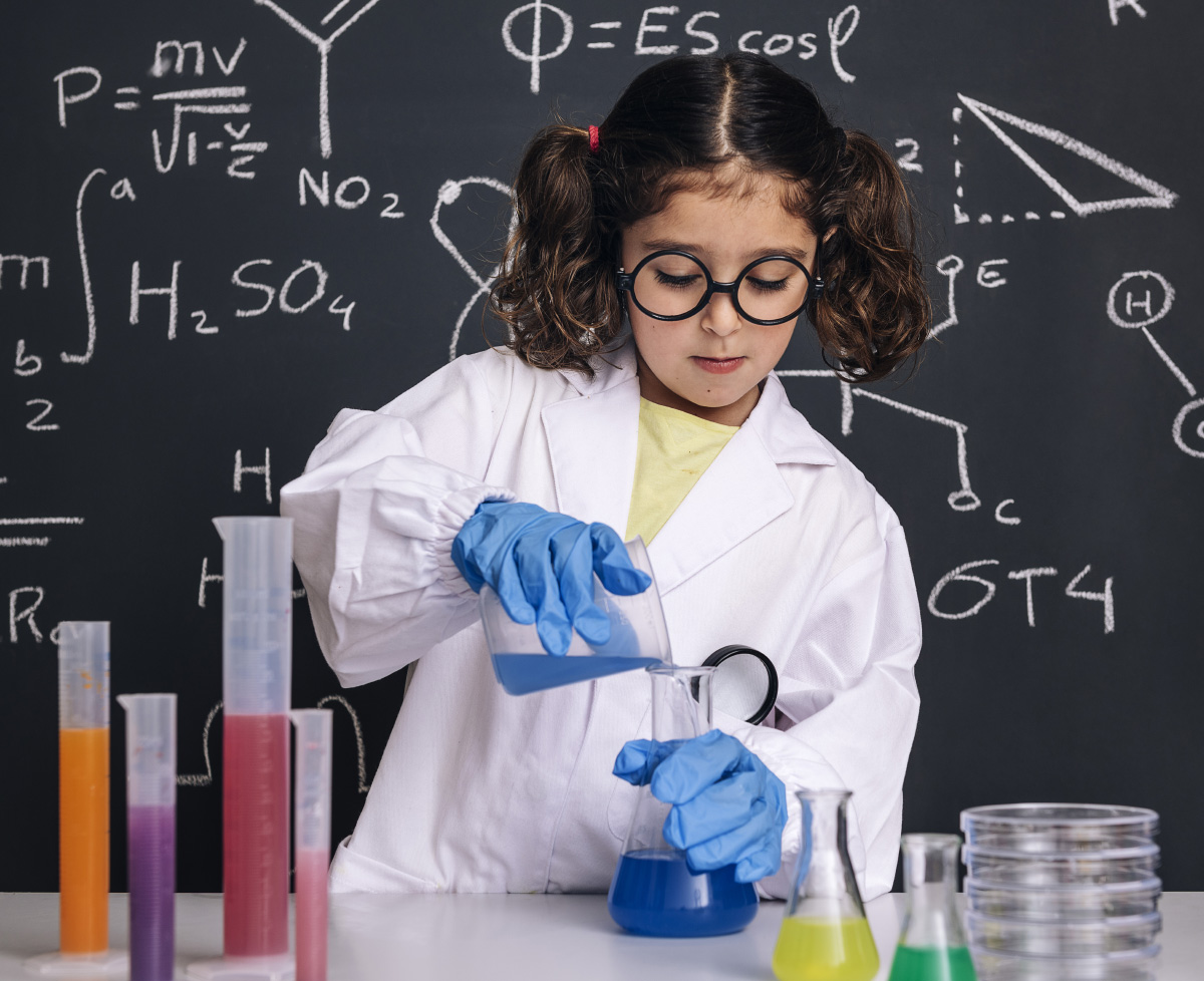 Niña experimentando con la ciencia. Web