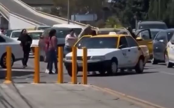 Riña entre conductores en el bulevar Felipe Ángeles. (Cortesía)