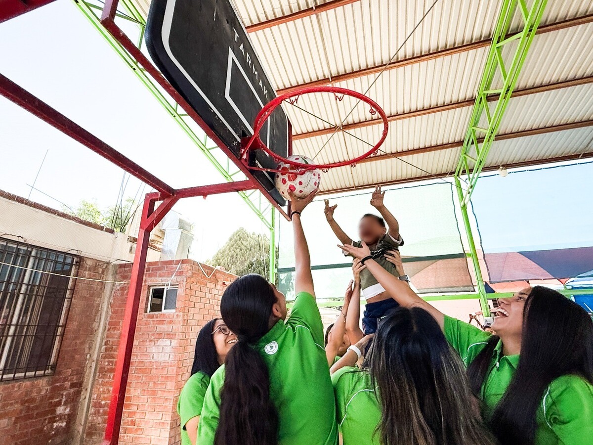 Santos Femenil convive con niños de Fundación Down. | Especial