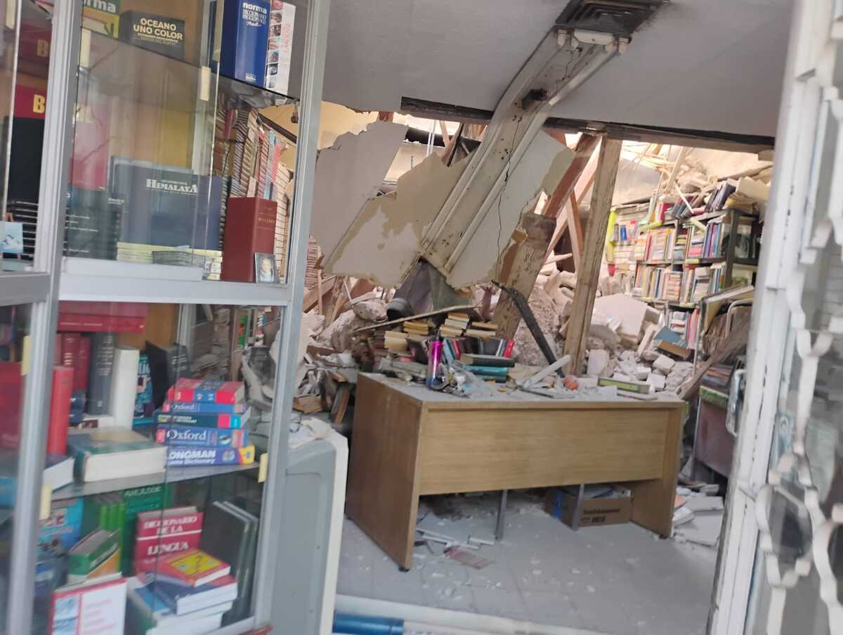 En Torreón, se desploma techo de librería del centro. | Alejandro Castañeda