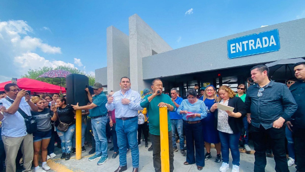 Trabajadores de Trico se manifestaron este lunes por el cierre de la empresa. (Especial)