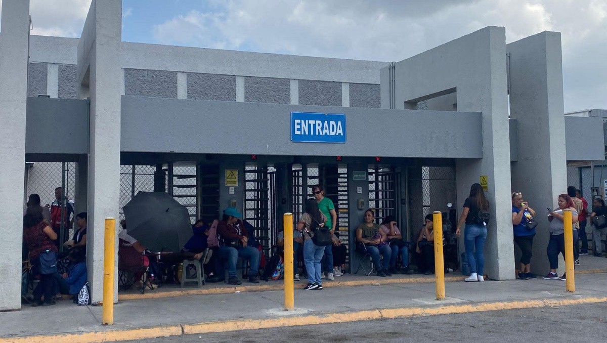 Trabajadores de Trico se manifestaron este lunes por el cierre de la empresa. (Especial)