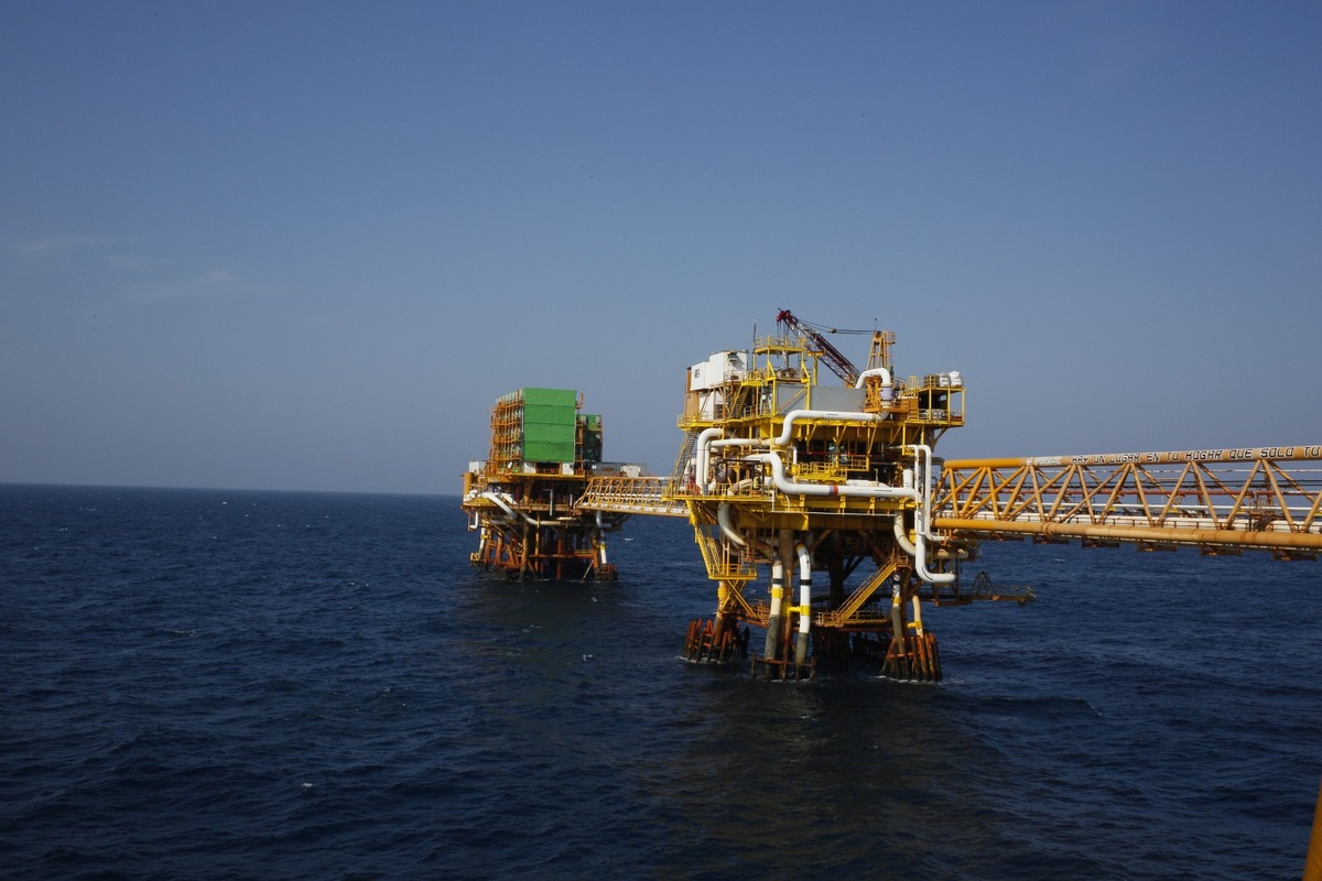 Tensión geopolítica sacude mercados: peso cierra en 18.11 y petróleo arriba de 105 dólares