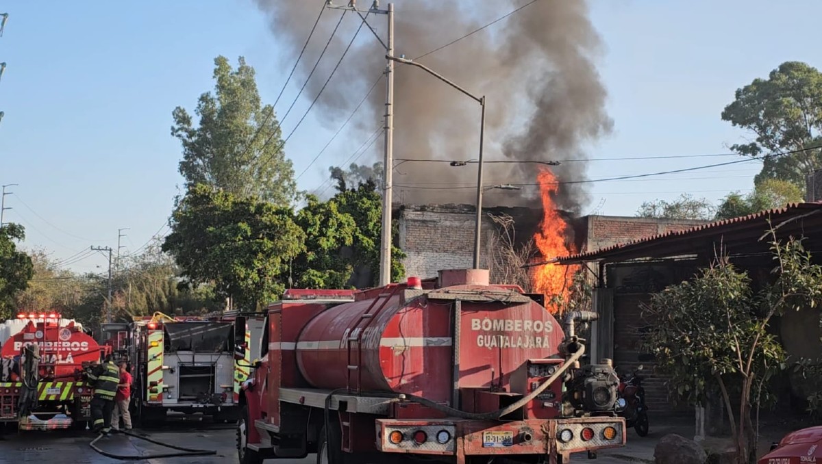 Bomberos combatieron el fuego en el local ubicado en Tonalá (Juan Carlos Munguía)